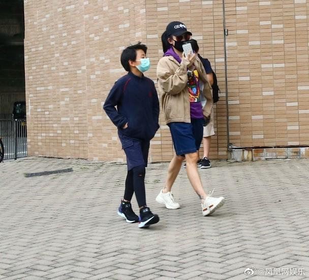 张柏芝接儿子放学，12岁lucas身高超越妈妈，扮酷超像谢霆锋！