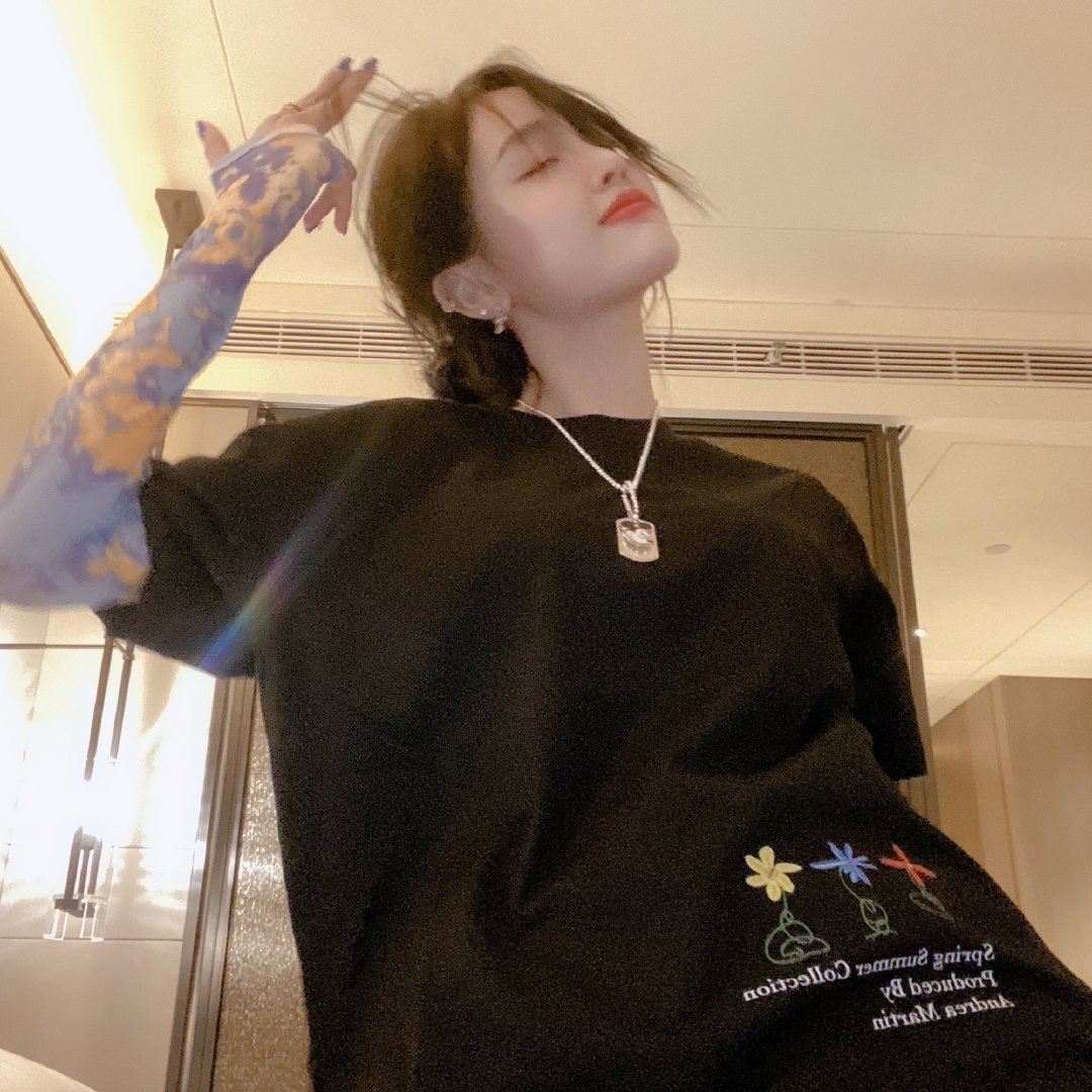 好有型啊！吴宣仪晒自拍照手比打枪姿势，网民：今天是大帅哥