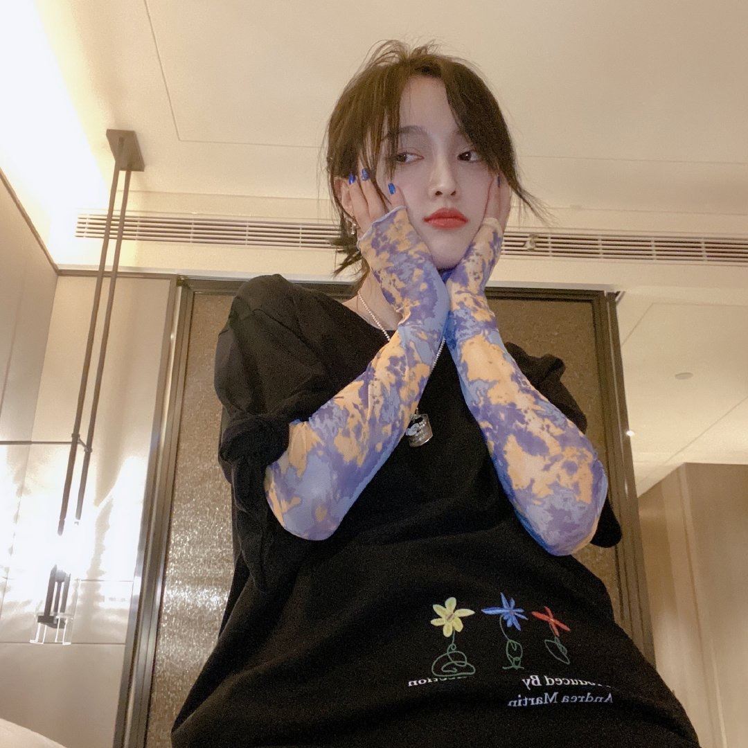 好有型啊！吴宣仪晒自拍照手比打枪姿势，网民：今天是大帅哥