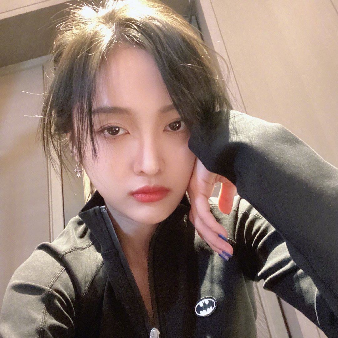 好有型啊！吴宣仪晒自拍照手比打枪姿势，网民：今天是大帅哥