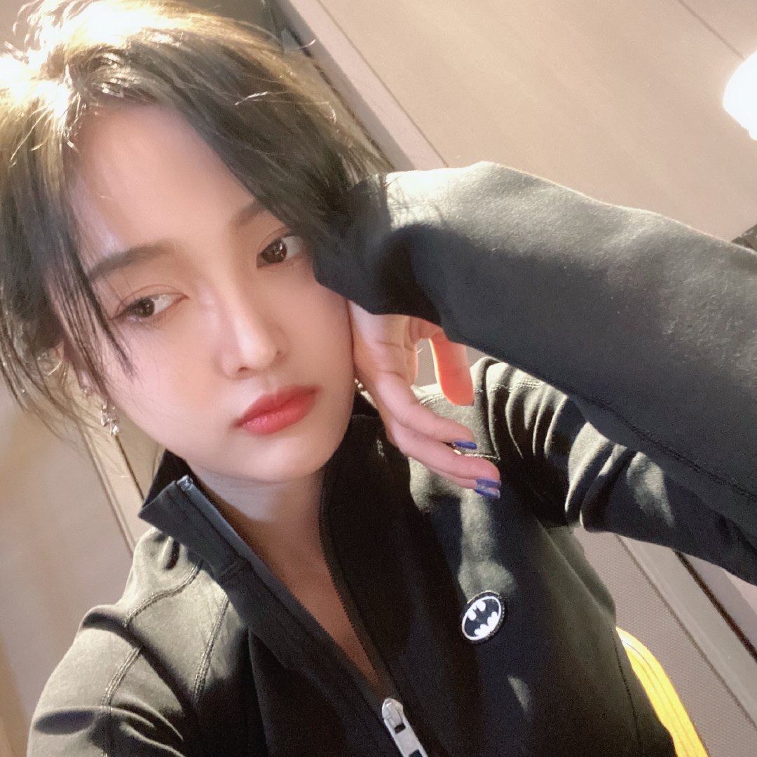 好有型啊！吴宣仪晒自拍照手比打枪姿势，网民：今天是大帅哥