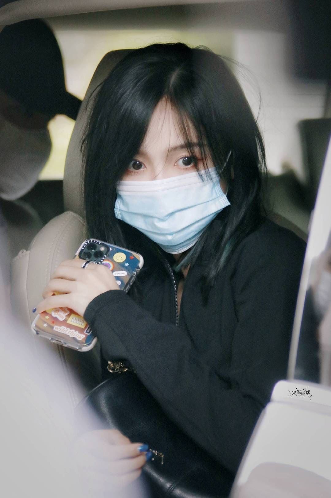 好有型啊！吴宣仪晒自拍照手比打枪姿势，网民：今天是大帅哥