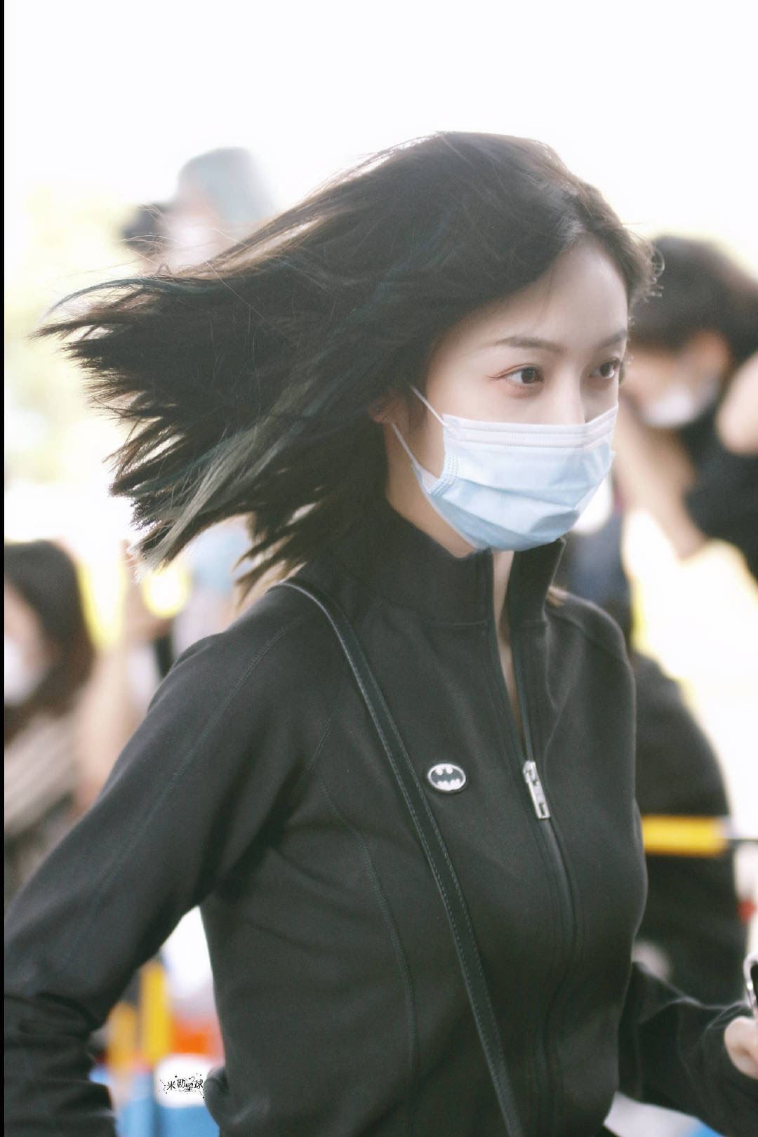 好有型啊！吴宣仪晒自拍照手比打枪姿势，网民：今天是大帅哥