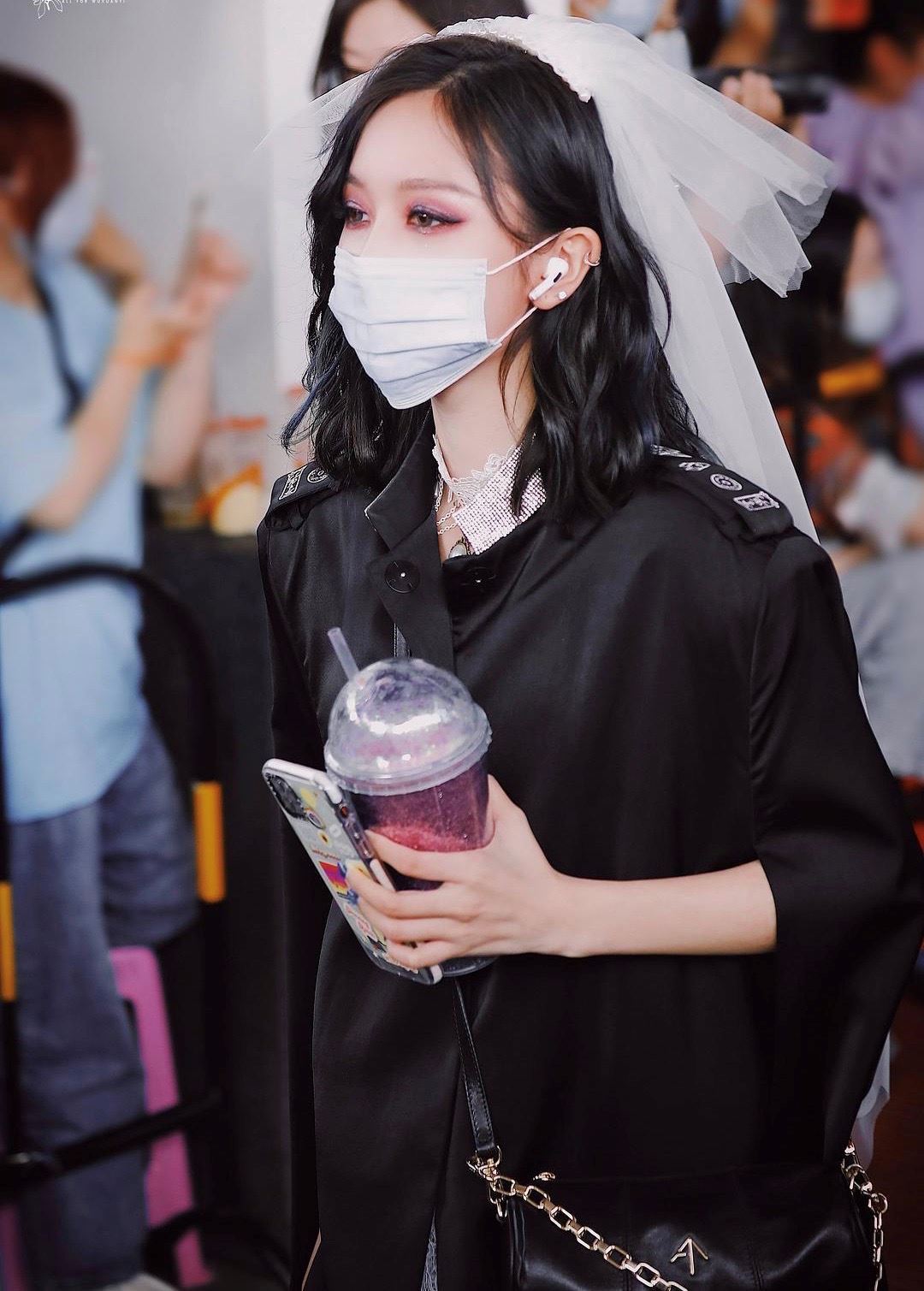 【多图】火箭少女101变身暗黑系女孩,挑战烟熏妆来个眼神杀!超好看!