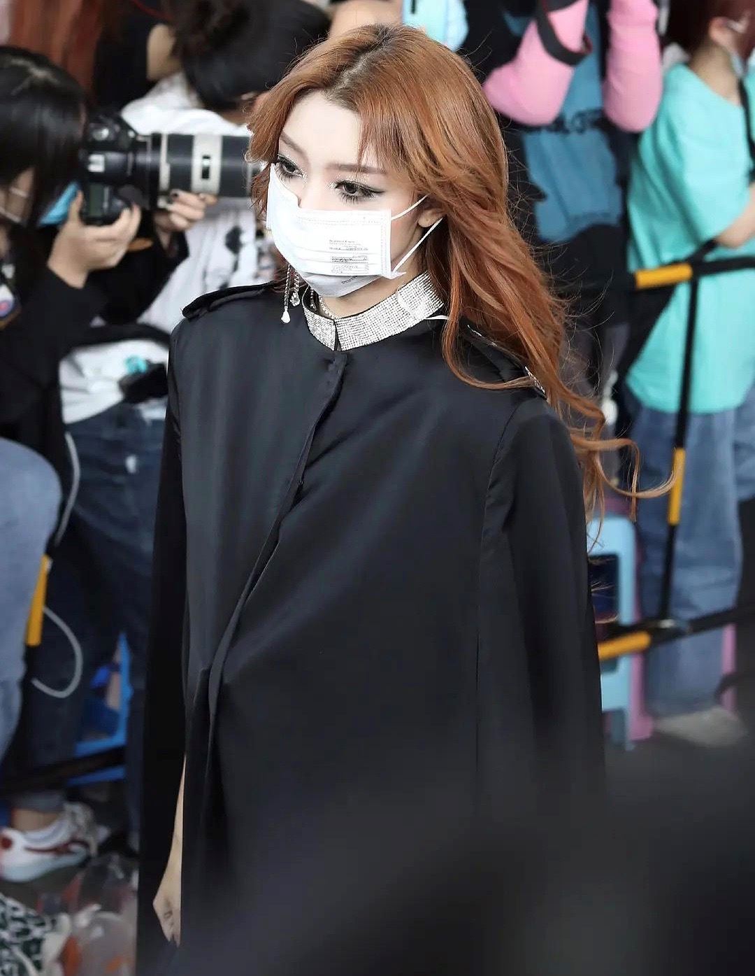 【多图】火箭少女101变身暗黑系女孩,挑战烟熏妆来个眼神杀!超好看!