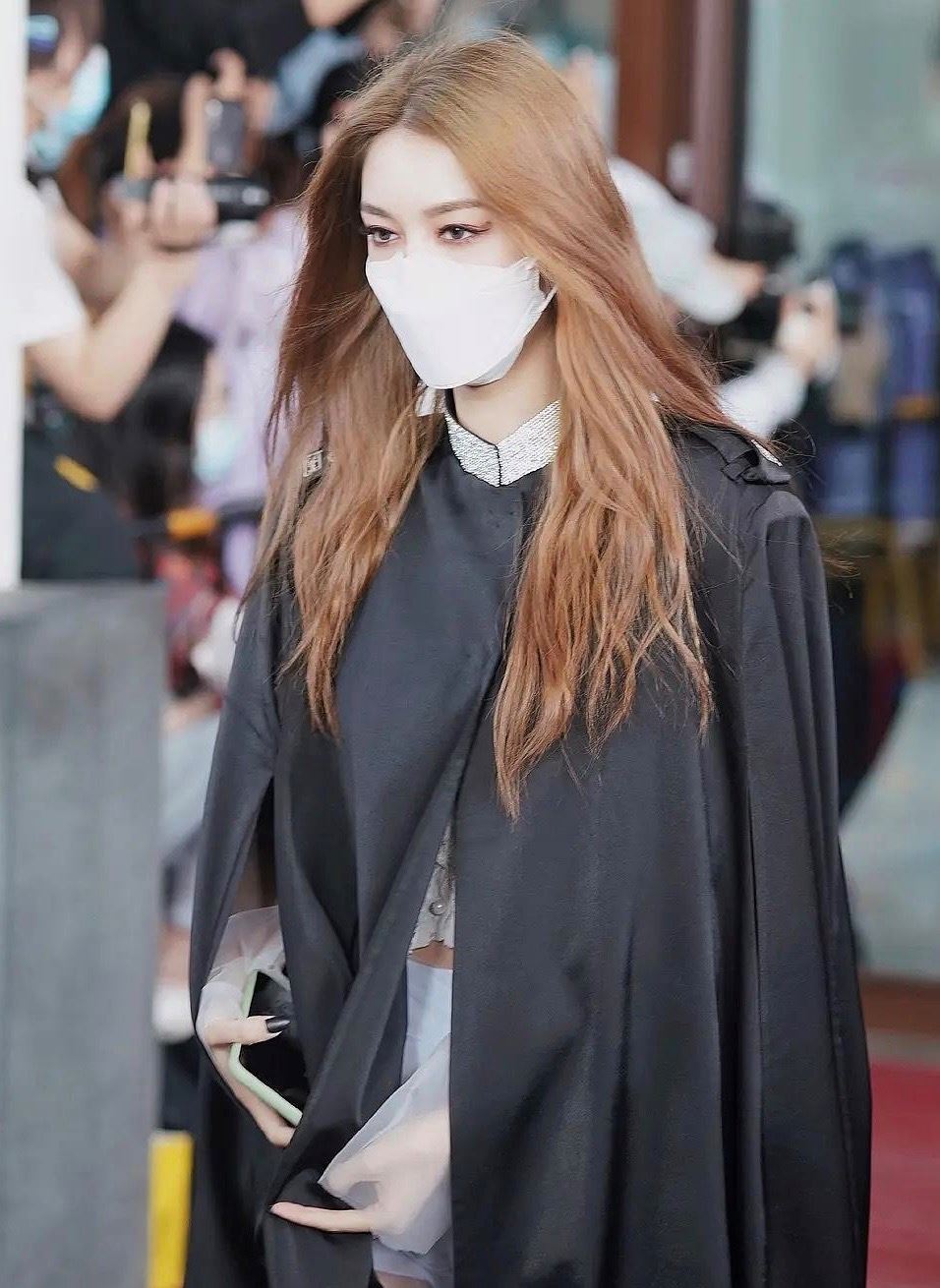 【多图】火箭少女101变身暗黑系女孩,挑战烟熏妆来个眼神杀!超好看!