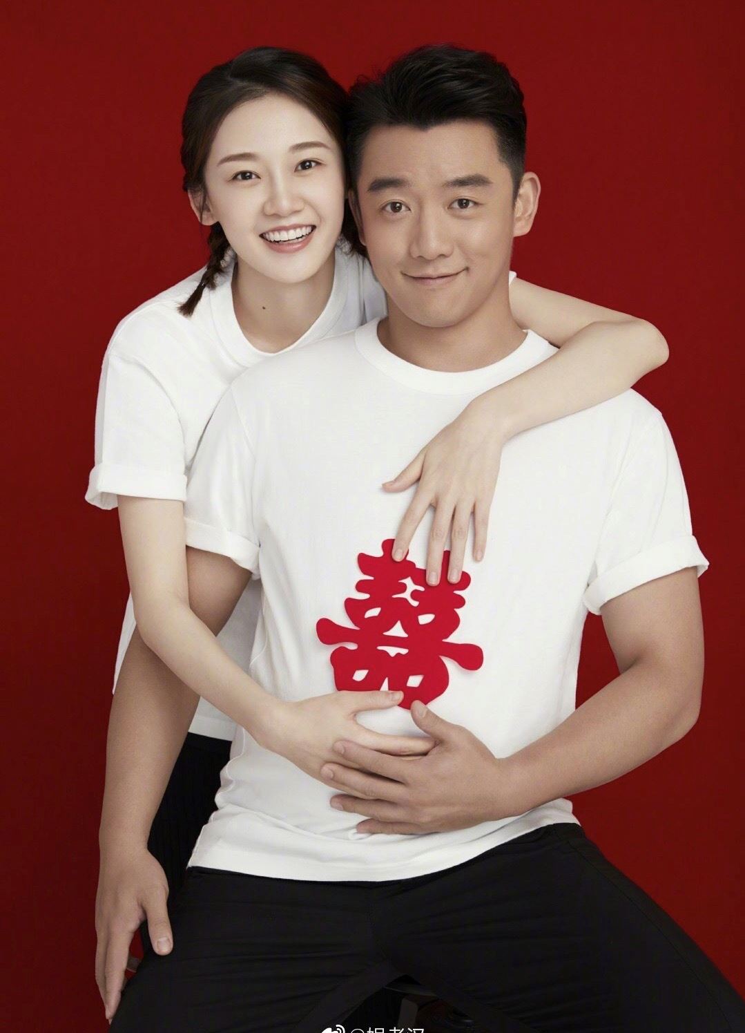 苗苗被爆怀孕了？郑恺陪太太现身妇产医院，宽松衣孕味十足！