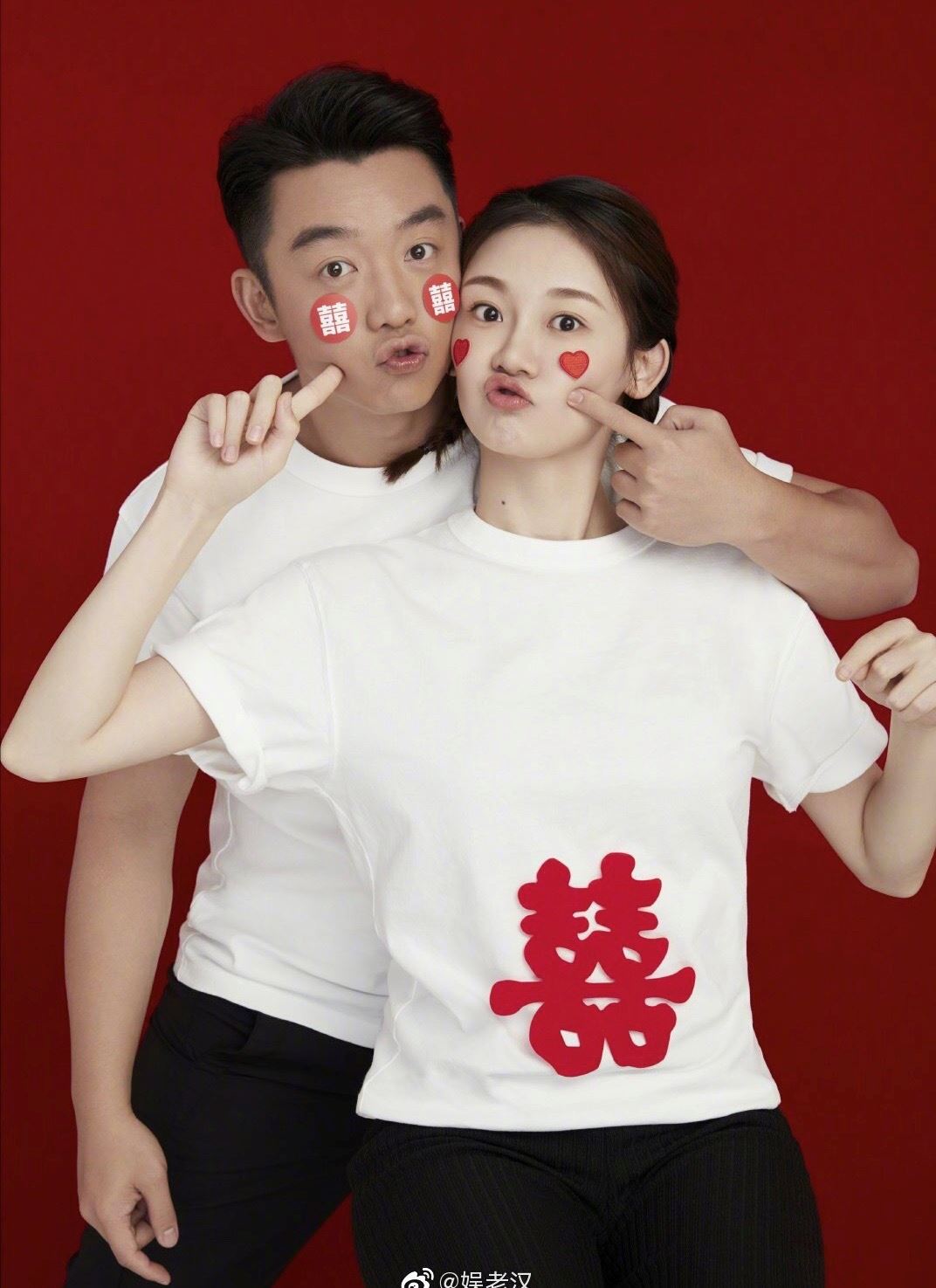 苗苗被爆怀孕了？郑恺陪太太现身妇产医院，宽松衣孕味十足！