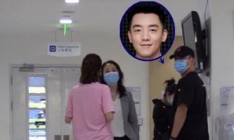 苗苗被爆怀孕了？郑恺陪太太现身妇产医院，宽松衣孕味十足！