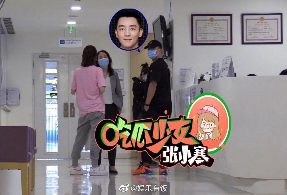 苗苗被爆怀孕了？郑恺陪太太现身妇产医院，宽松衣孕味十足！