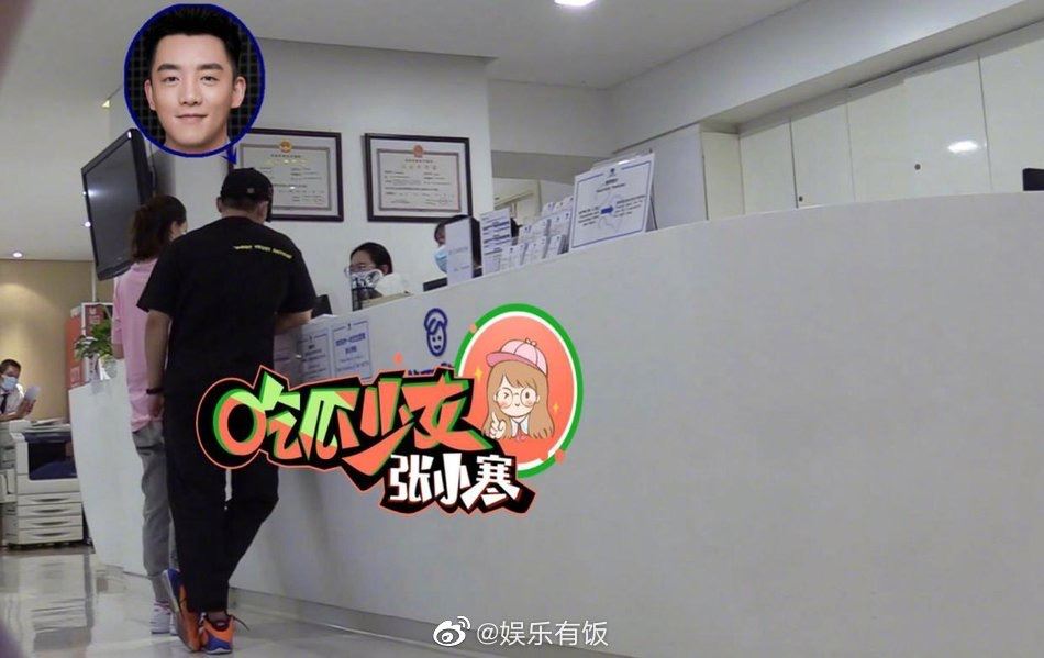 苗苗被爆怀孕了？郑恺陪太太现身妇产医院，宽松衣孕味十足！