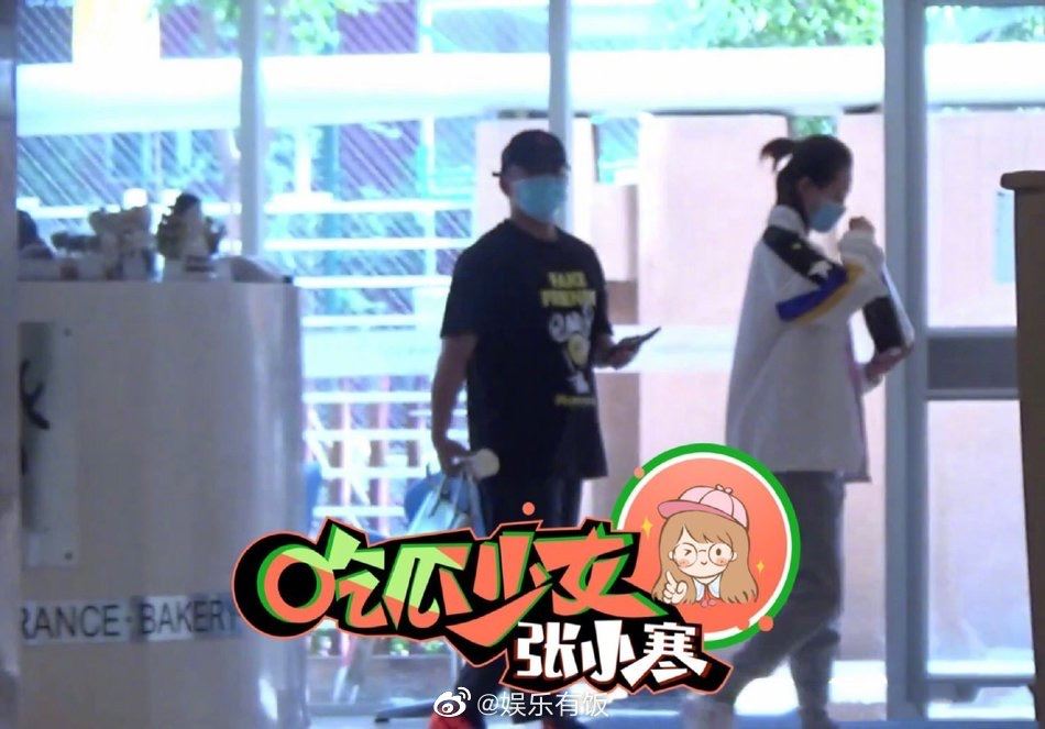 苗苗被爆怀孕了？郑恺陪太太现身妇产医院，宽松衣孕味十足！