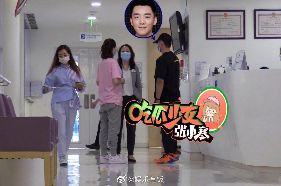 苗苗被爆怀孕了？郑恺陪太太现身妇产医院，宽松衣孕味十足！