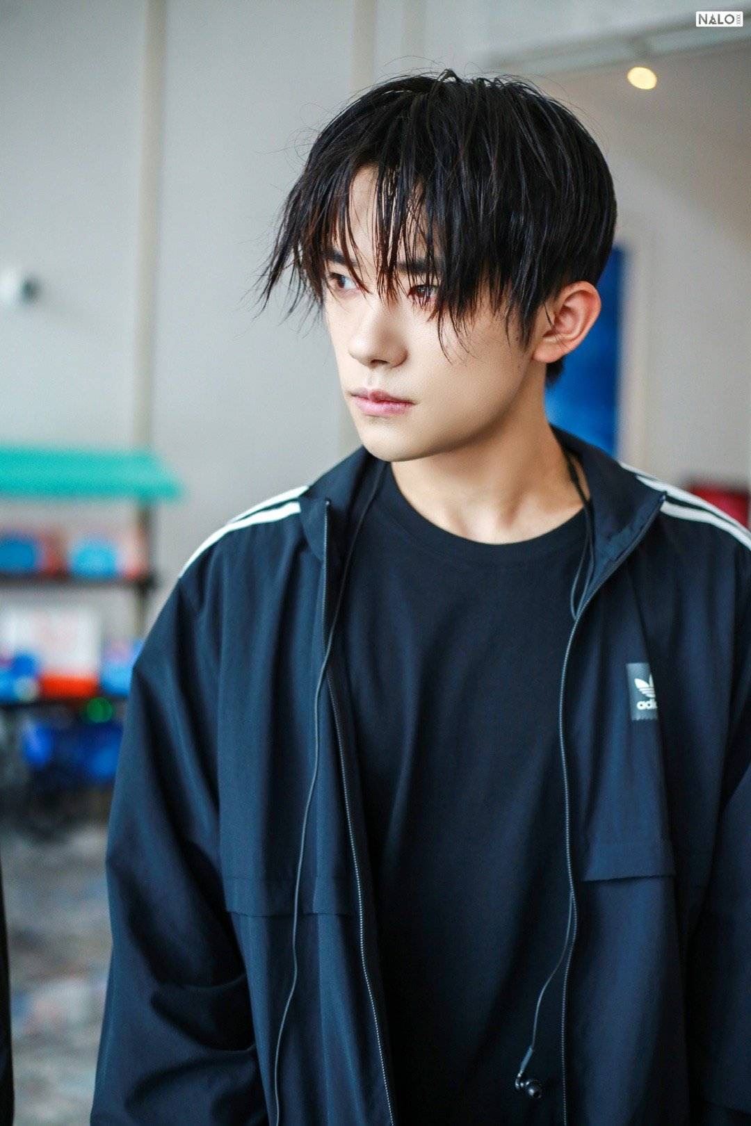 【多图】易烊千玺写真照曝光，大湿发蓝衬衫帅气迷人！