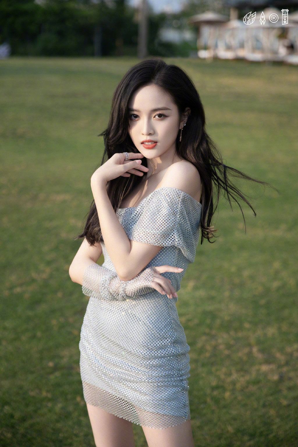 【多图】好美！吴宣仪银色极光裙夺目耀眼，大秀完美身材！