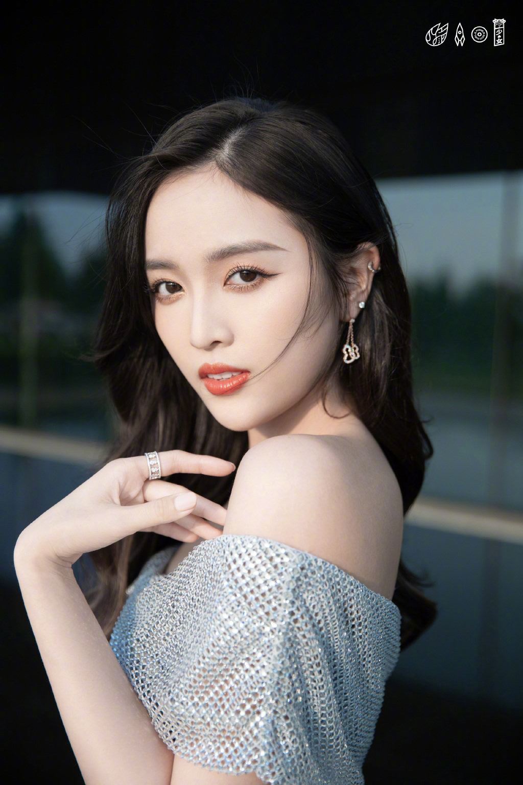 【多图】好美！吴宣仪银色极光裙夺目耀眼，大秀完美身材！