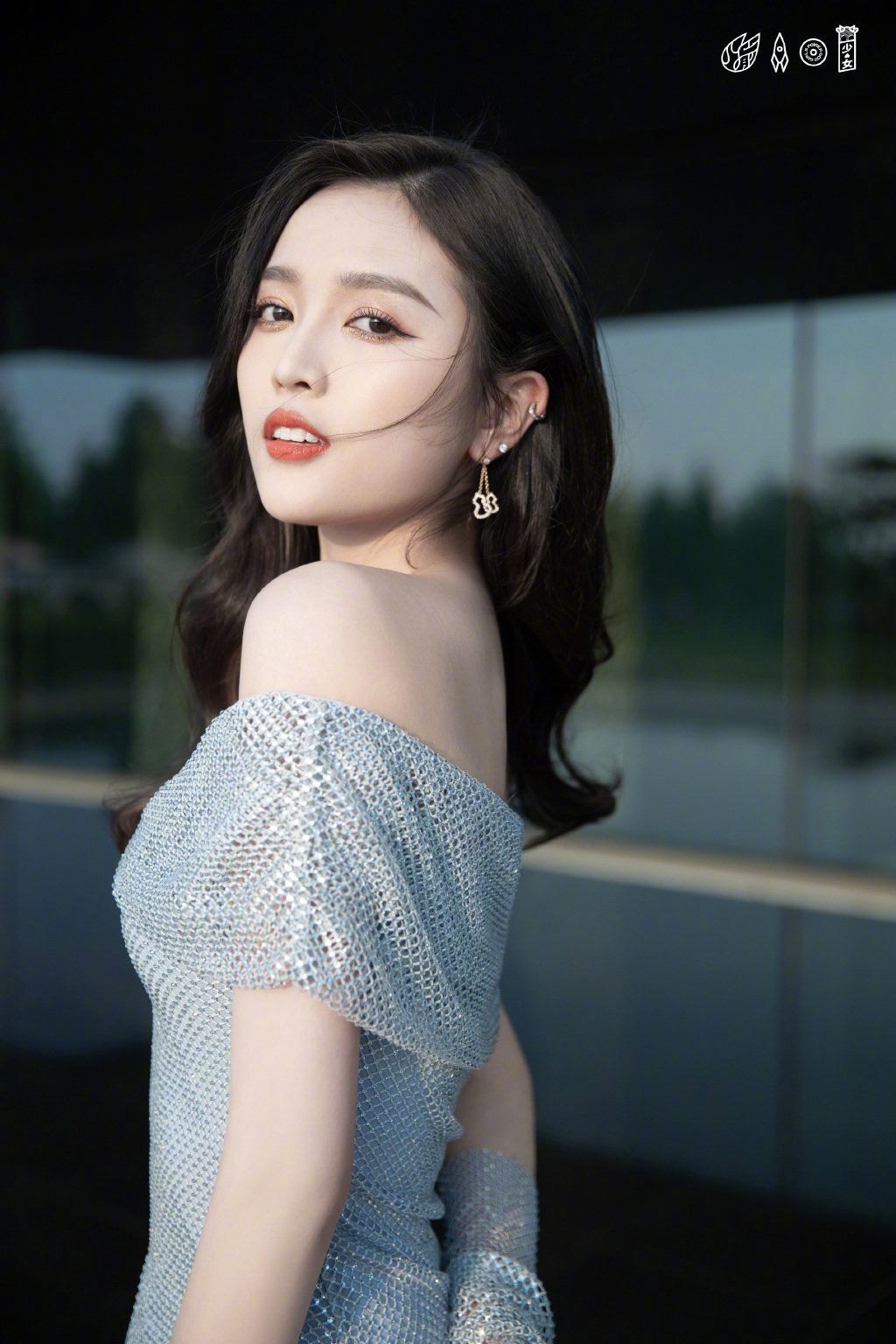 【多图】好美！吴宣仪银色极光裙夺目耀眼，大秀完美身材！