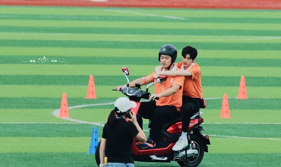 蔡徐坤王嘉尔同框！《奔跑吧》路途照引起网友回忆起「偶像练习生」！