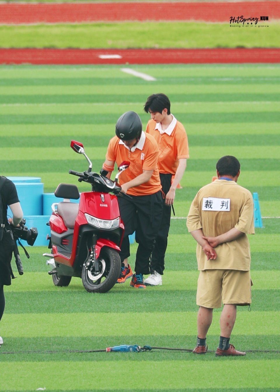 蔡徐坤王嘉尔同框！《奔跑吧》路途照引起网友回忆起「偶像练习生」！