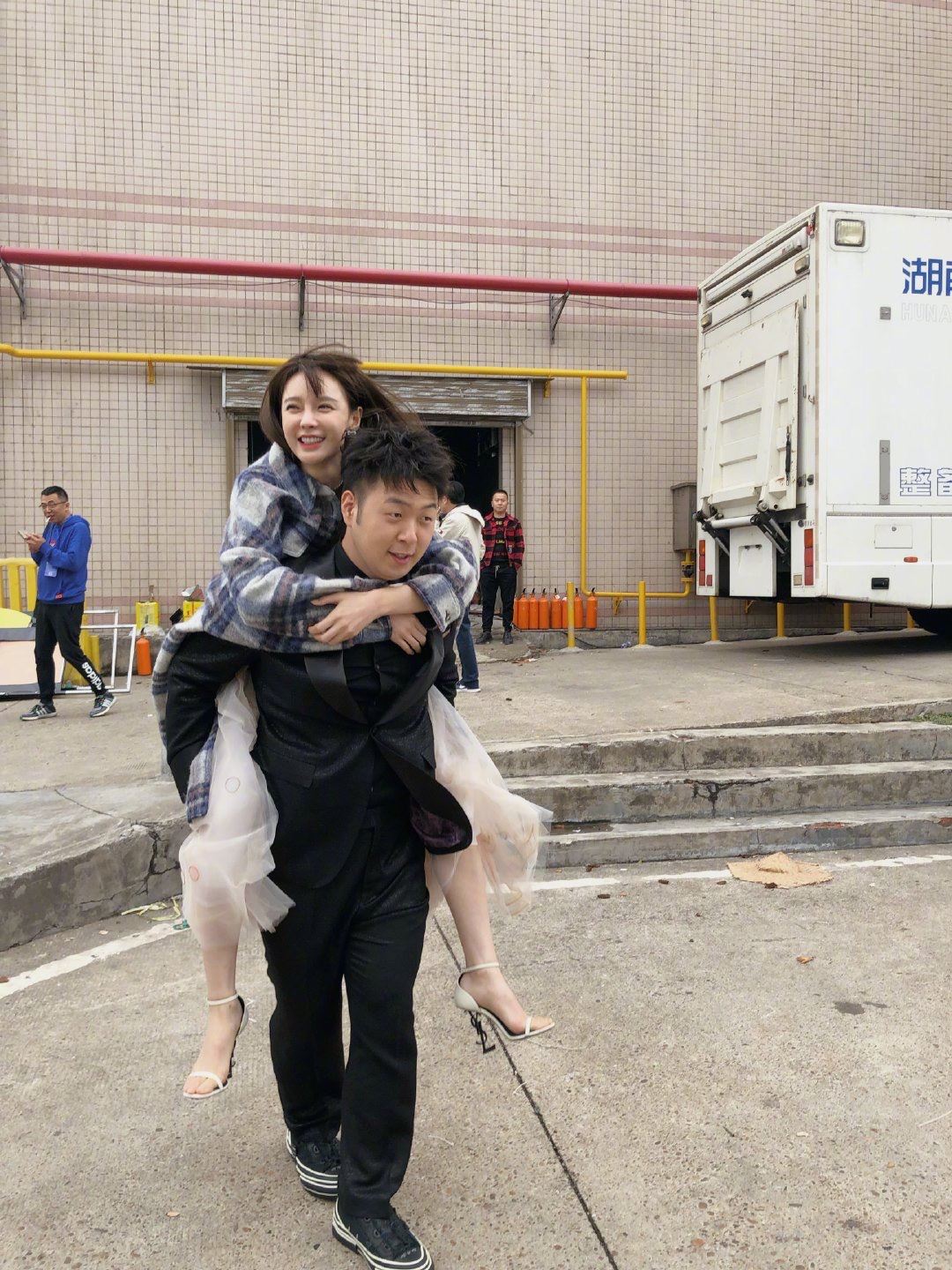 杜海涛为31岁女友沈梦辰庆生，甜蜜造诗告白：我陪你梦想辰真！