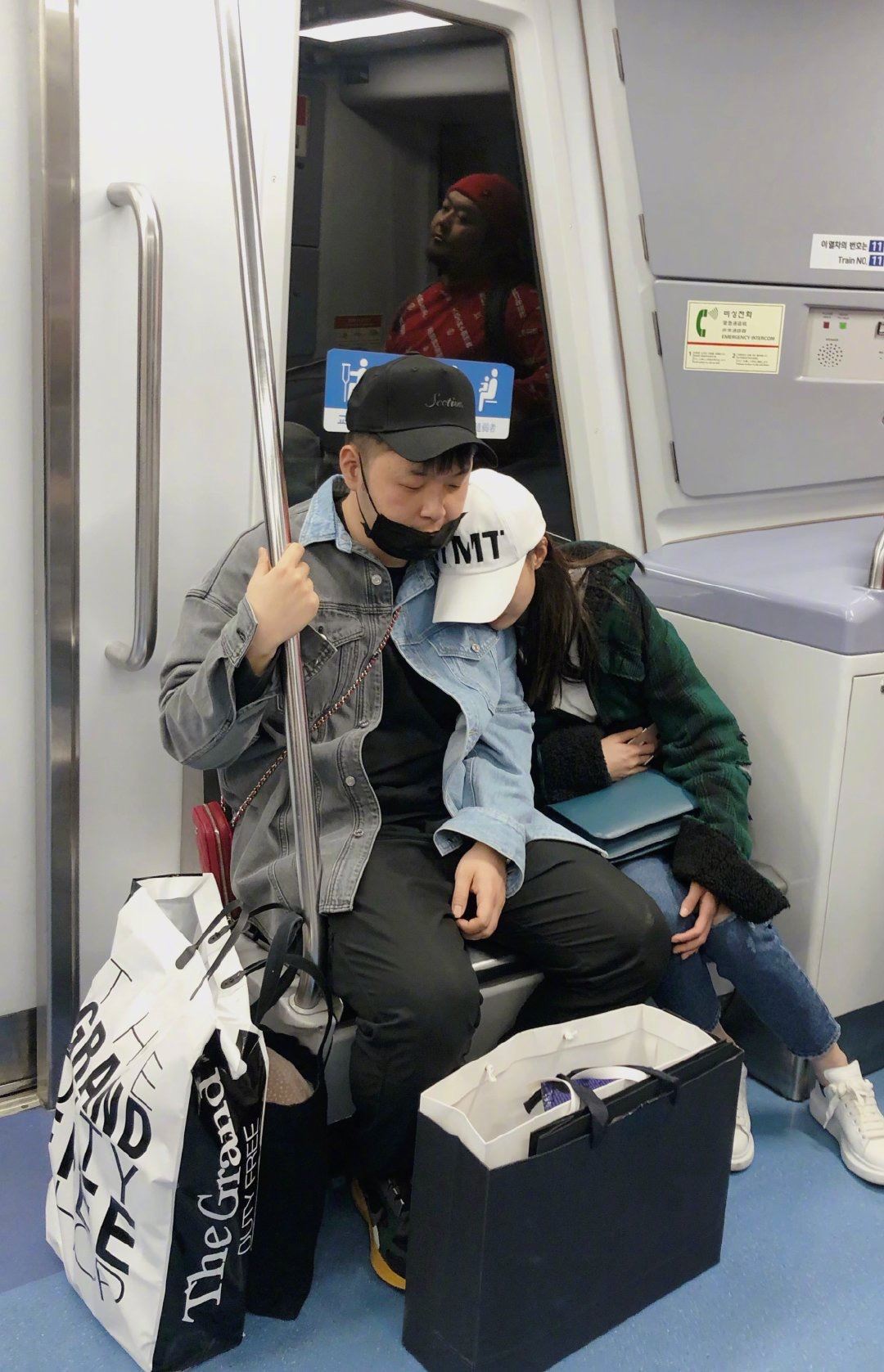 杜海涛为31岁女友沈梦辰庆生，甜蜜造诗告白：我陪你梦想辰真！