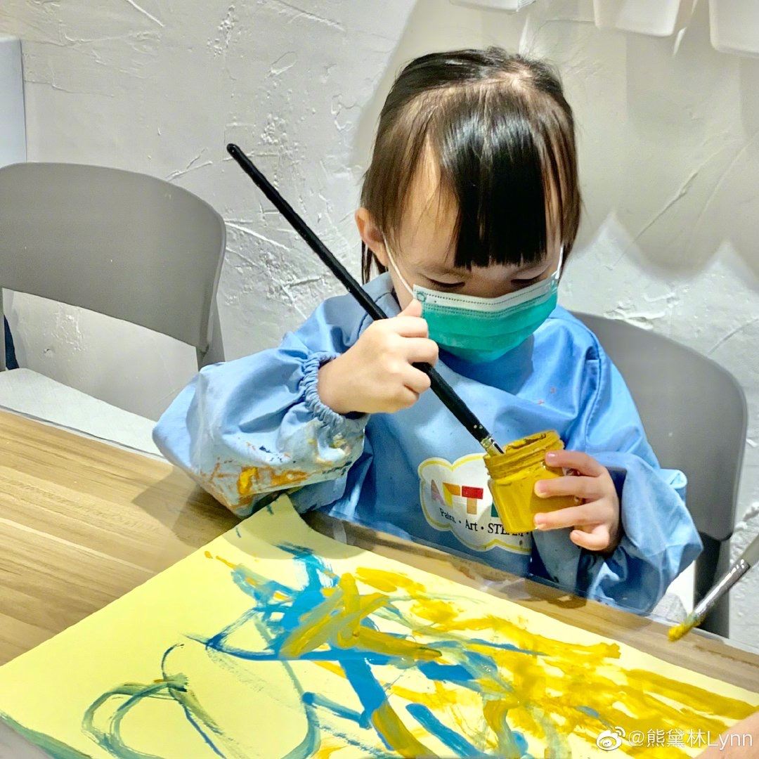 熊黛林的双胞胎女儿又变了？妹妹的身高比姐姐高半个头！