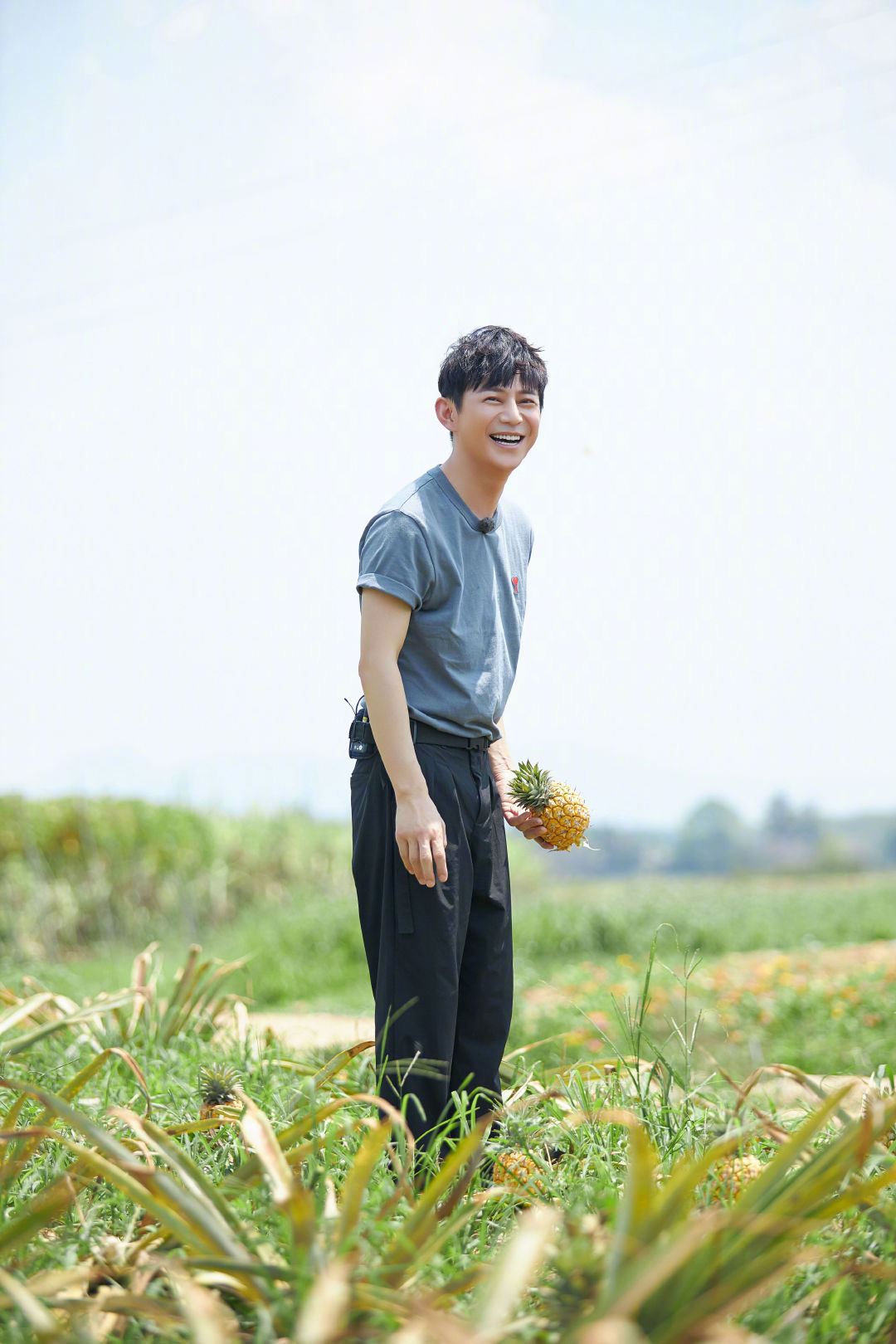 何炅特意弯腰让新人有镜头，摄影师却理解不了他的用心！