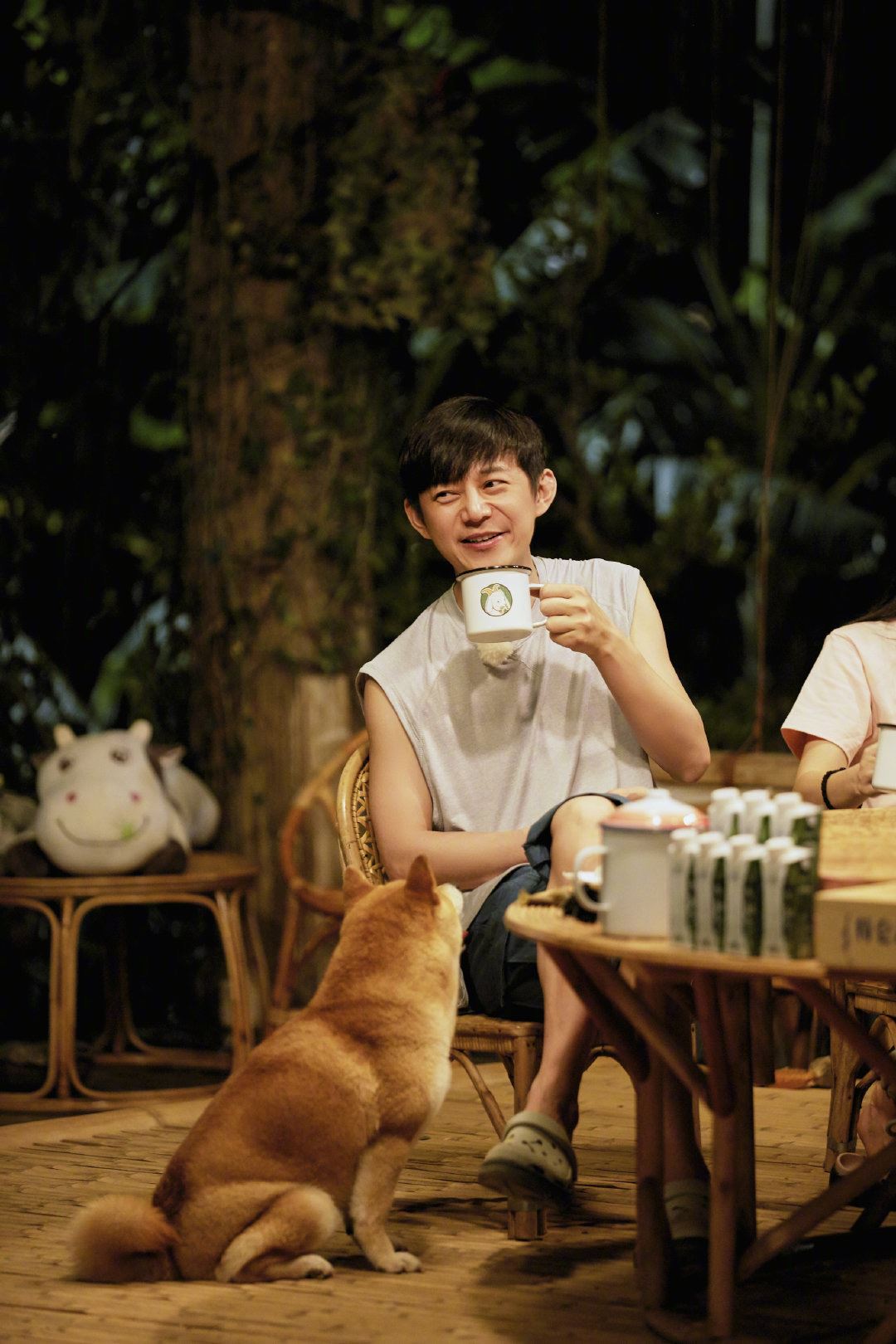 何炅特意弯腰让新人有镜头，摄影师却理解不了他的用心！