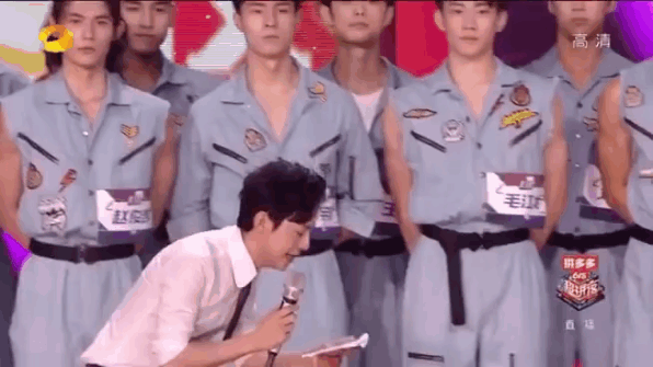 何炅特意弯腰让新人有镜头，摄影师却理解不了他的用心！