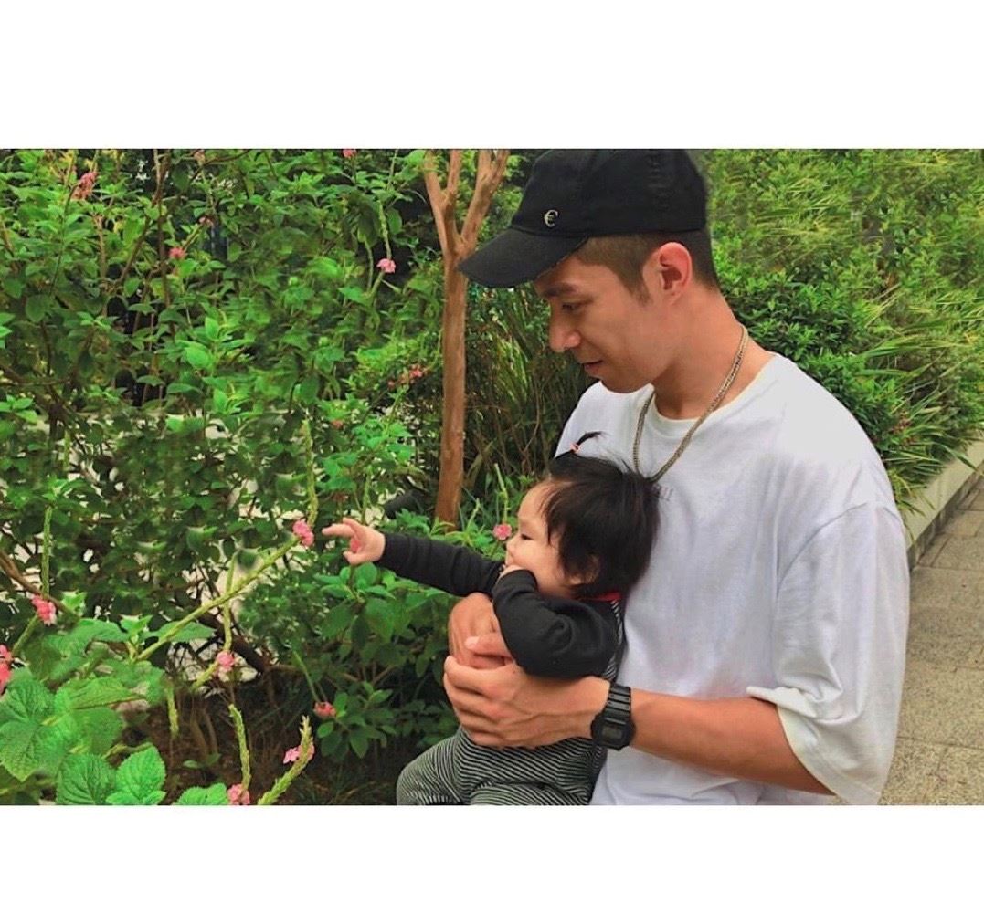 周柏豪当爸后迎来首个父亲节:这个世界是有遗传的!