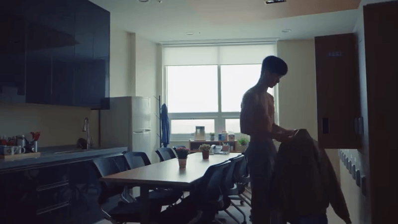 金秀贤新剧首播晒精致腹肌！大秀身材强势回归！