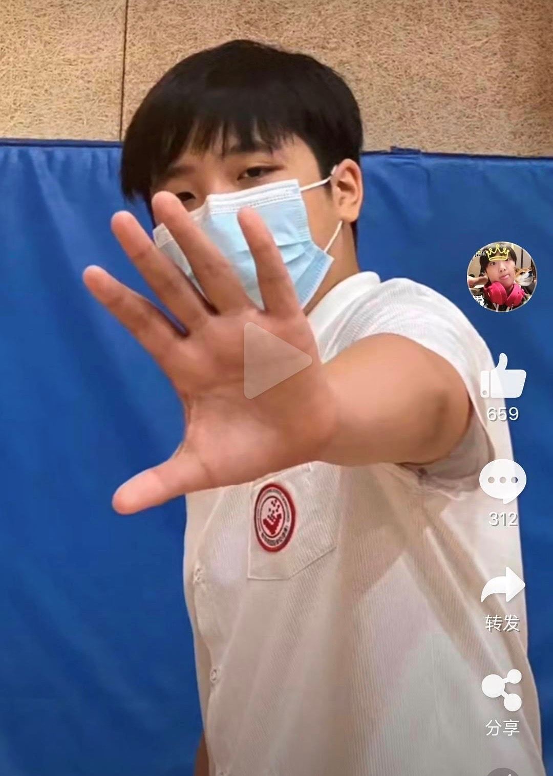 feynman小学毕业啦！拍vlog吴镇宇陪领毕业证！