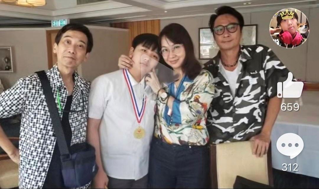 feynman小学毕业啦！拍vlog吴镇宇陪领毕业证！