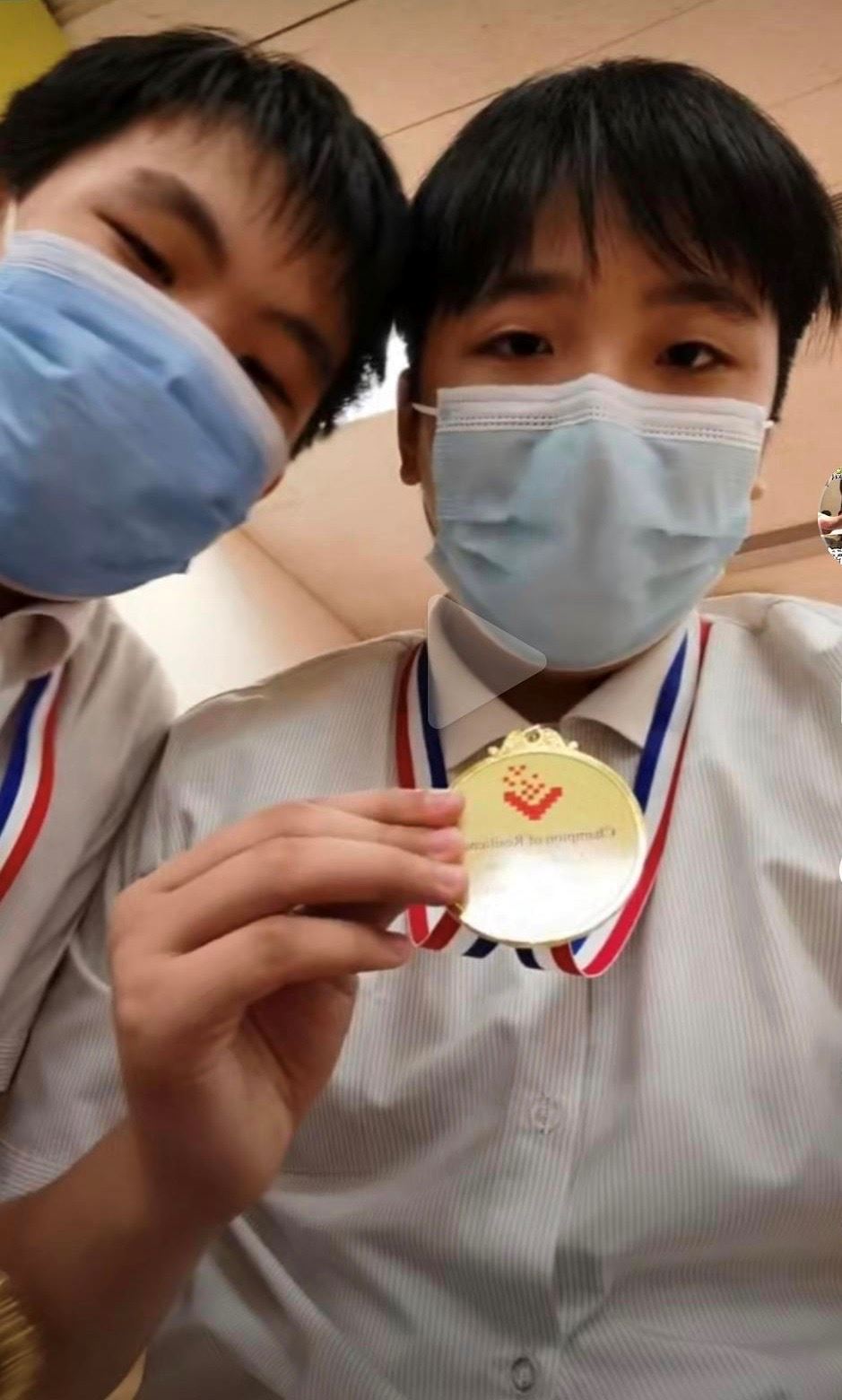 feynman小学毕业啦！拍vlog吴镇宇陪领毕业证！