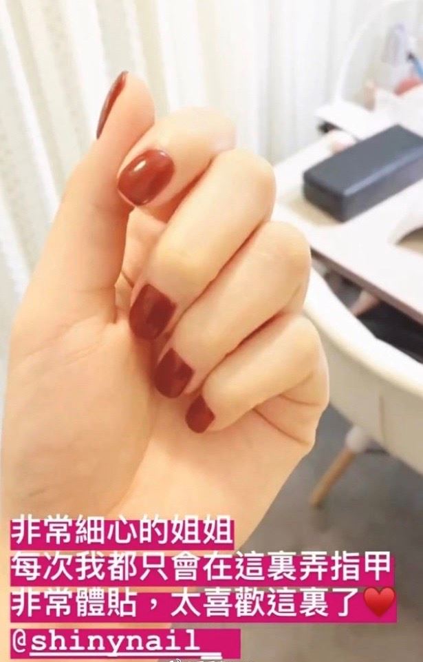 甜到爆！汤洛雯晒美甲照暴露定情手机壳“you & me”！