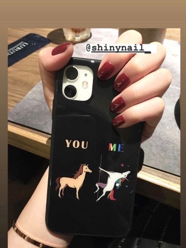 甜到爆！汤洛雯晒美甲照暴露定情手机壳“you & me”！