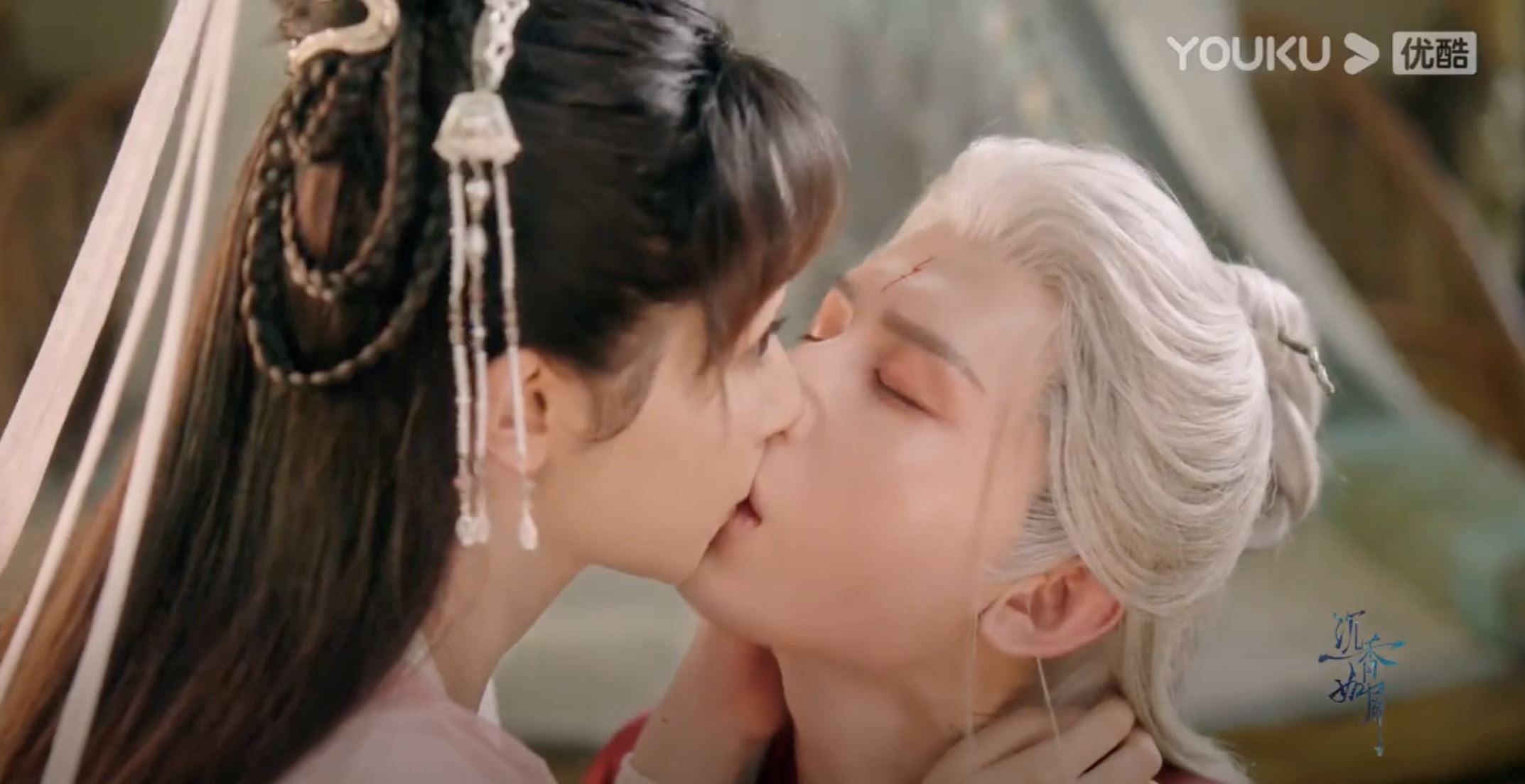 📺【影片】《沉香如屑》已经上线❗️成毅情不自禁吻杨紫「吻到破皮」💋