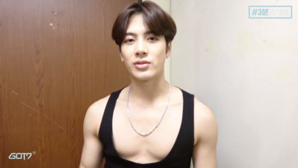 王嘉尔被造型师整！背心蹦出u型胸肌一转身就...