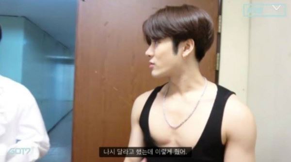 王嘉尔被造型师整！背心蹦出u型胸肌一转身就...