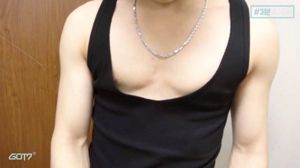 王嘉尔被造型师整！背心蹦出u型胸肌一转身就...