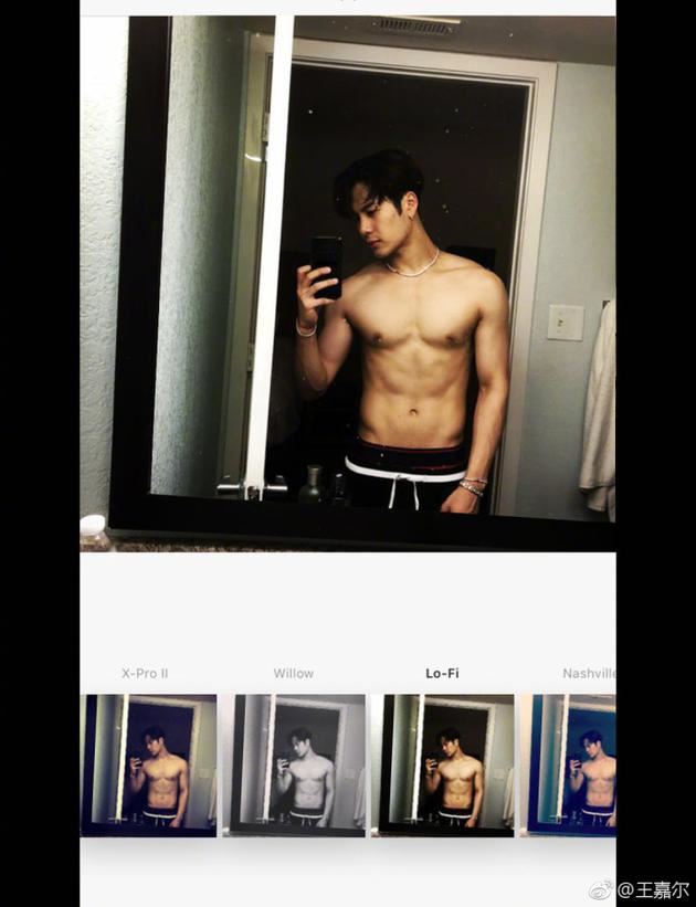 王嘉尔晒自拍大秀腹肌！网友爱爆：想戳一下