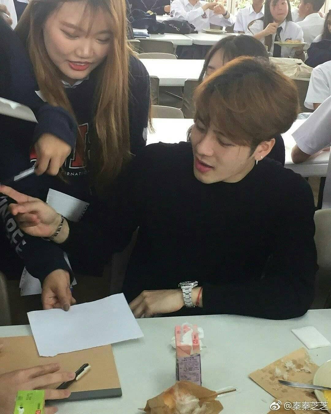 伟大!为了让王嘉尔读国际学校,妈妈每天吃面包...