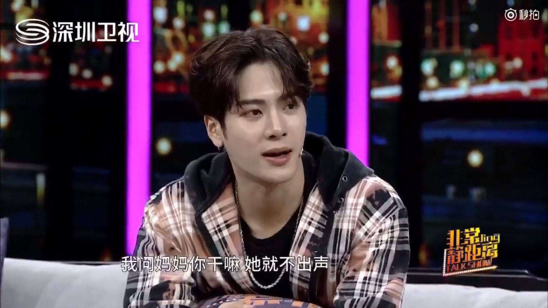 伟大!为了让王嘉尔读国际学校,妈妈每天吃面包...