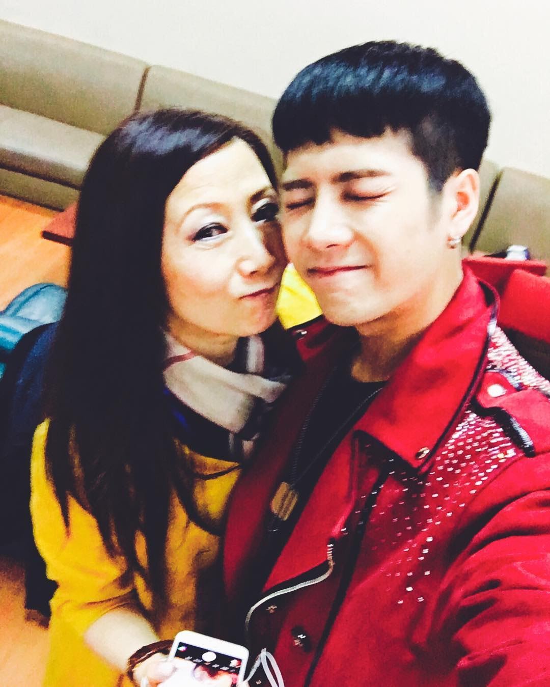 伟大!为了让王嘉尔读国际学校,妈妈每天吃面包...