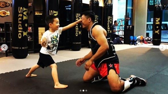 jasper练拳击！一手打在教练脸上！pose超专业