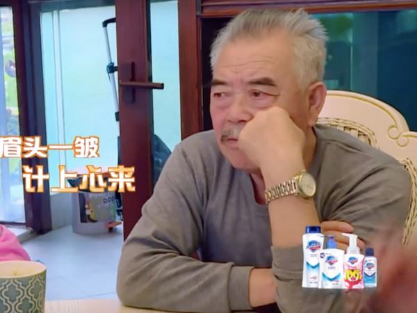 爷爷猛塞钱！小小春一举动让陈小春皱眉喊：双手