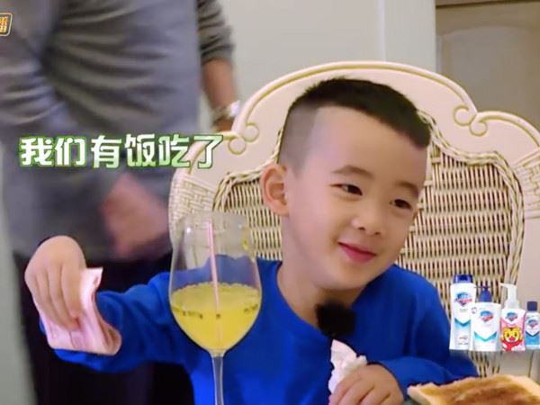 爷爷猛塞钱！小小春一举动让陈小春皱眉喊：双手