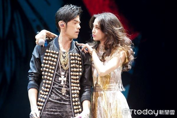 angelababy旧照曝光！10年前竟是周董演唱会伴舞