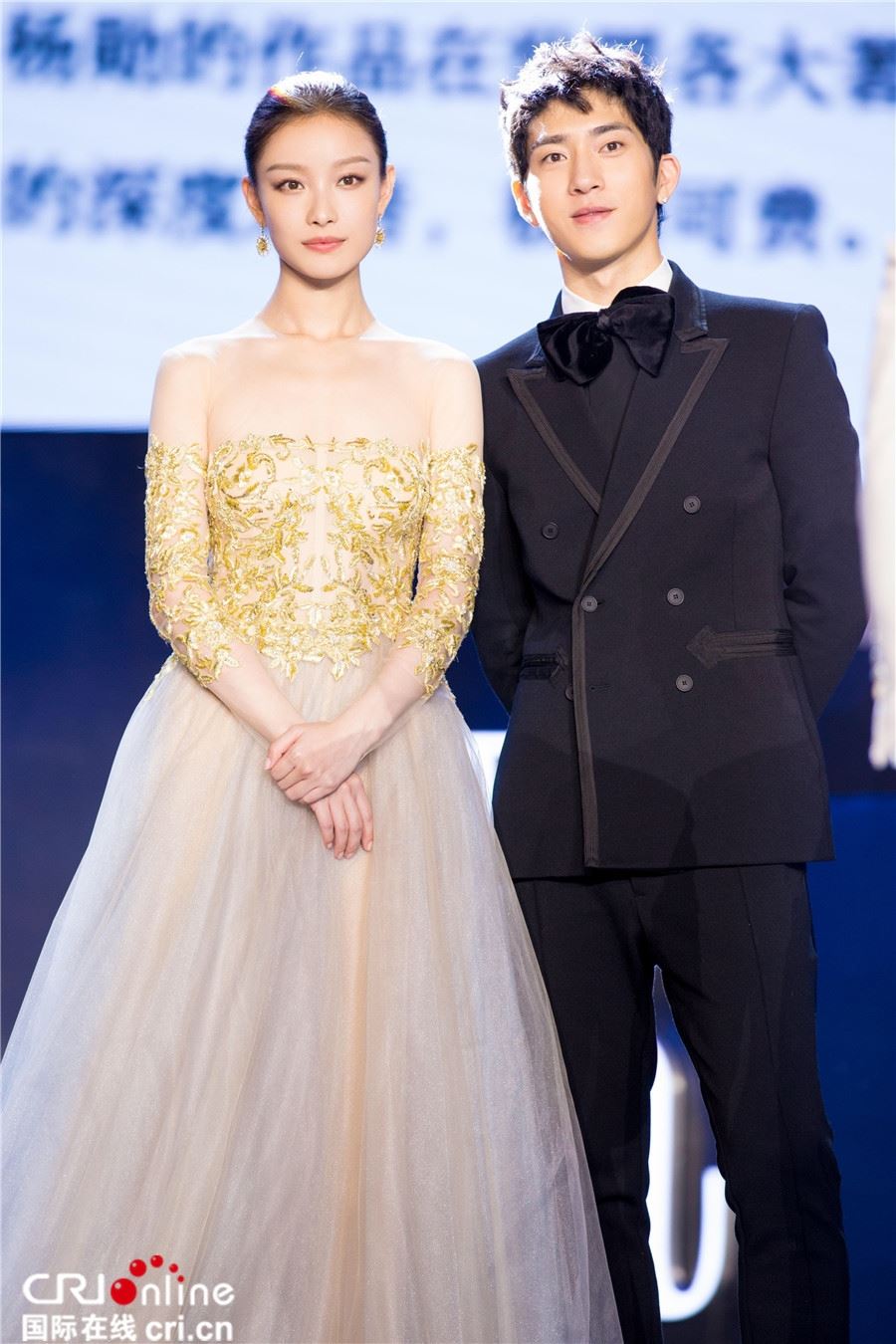 首次公开同框！倪妮亲密靠井柏然 举动甜死人不偿命