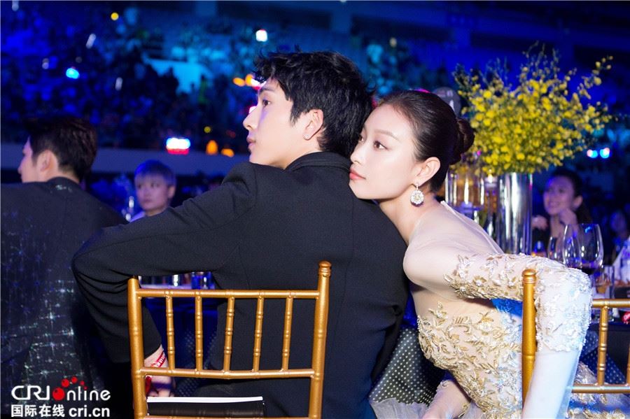 首次公开同框！倪妮亲密靠井柏然 举动甜死人不偿命